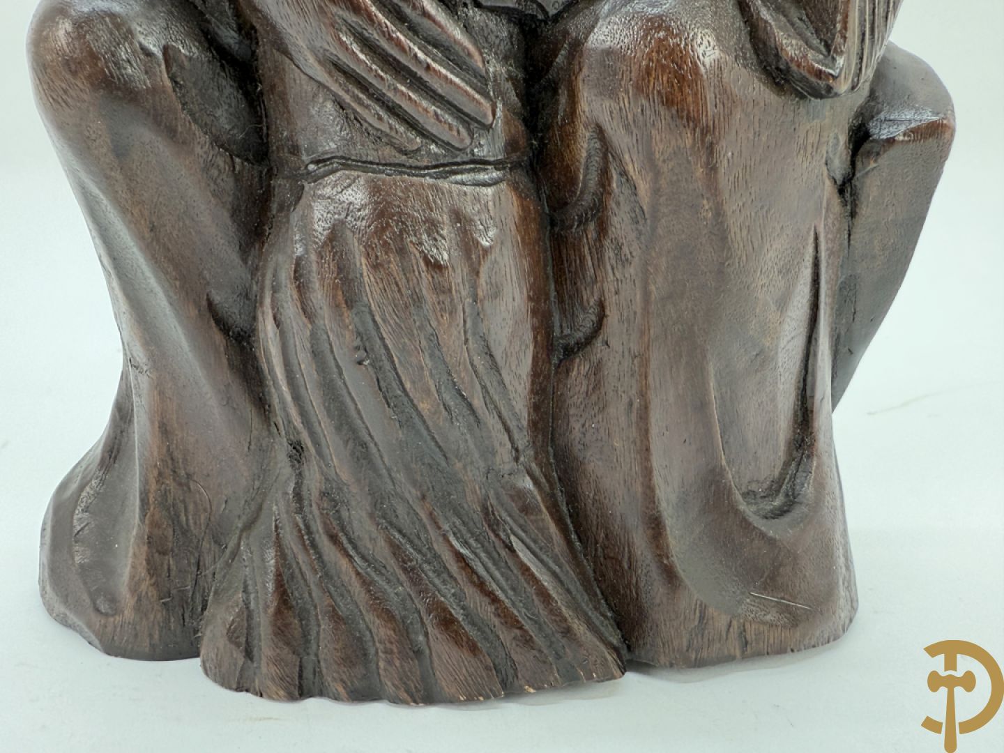 Basrelief met sculptuur van een embleem bezet met hond en harnas + houtsculptuur van heilige Jozef met kind + Madonna