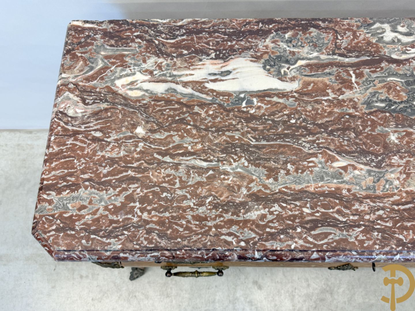 Wortelnotehouten drieladencommode met bronsbeslag van mazarinkoppen en accanthusranken, bovenaan met rood geaderd marmeren blad