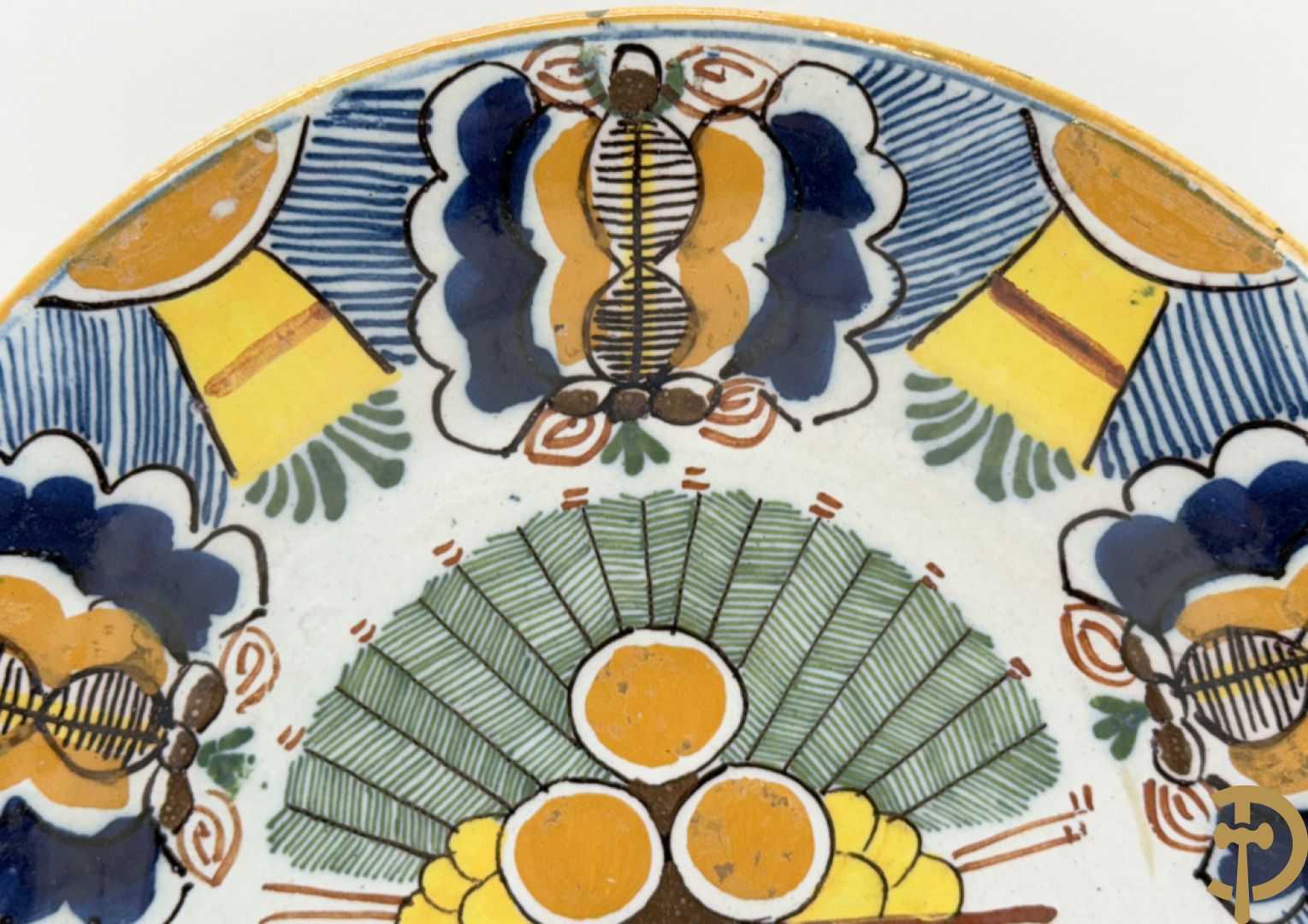 Paar Delftse meerkleurige pauwenstaartbordjes, achteraan gemerkt