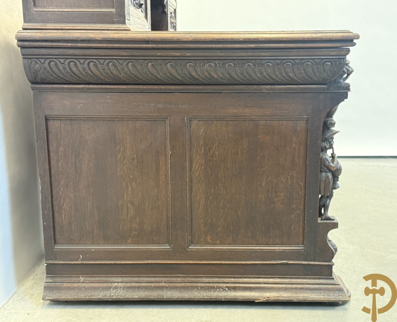 Mechels eiken bureau met opstand en Neo Renaissance invloeden