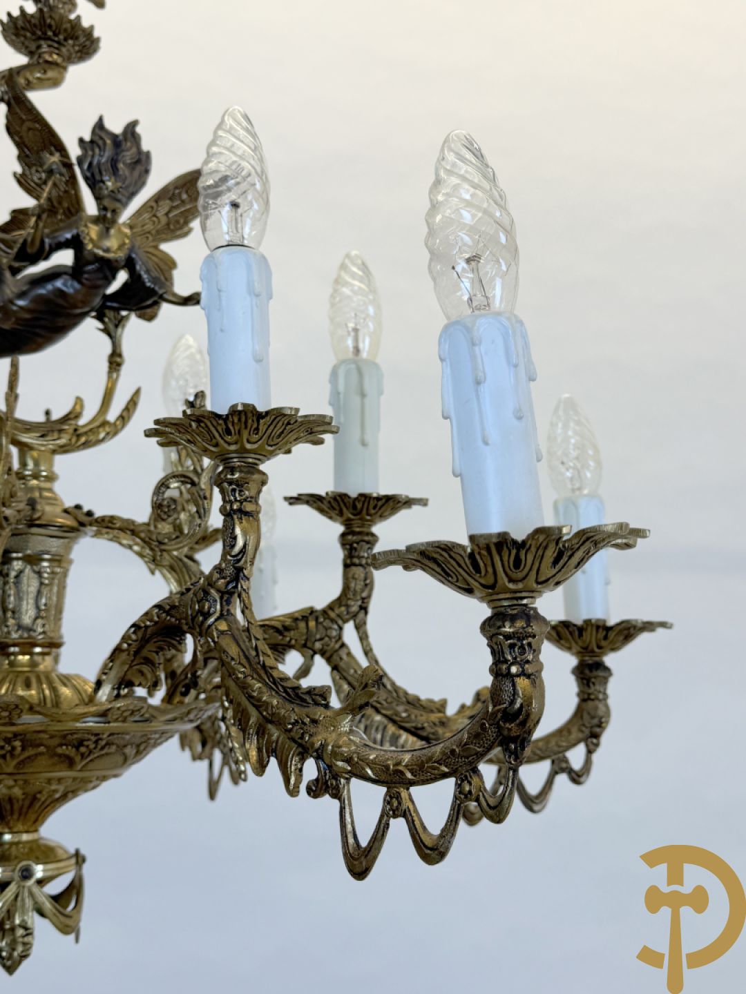 Bronzen vergulde luchter met gevleugelde fee en 12 armen + paar 3 armige applieken