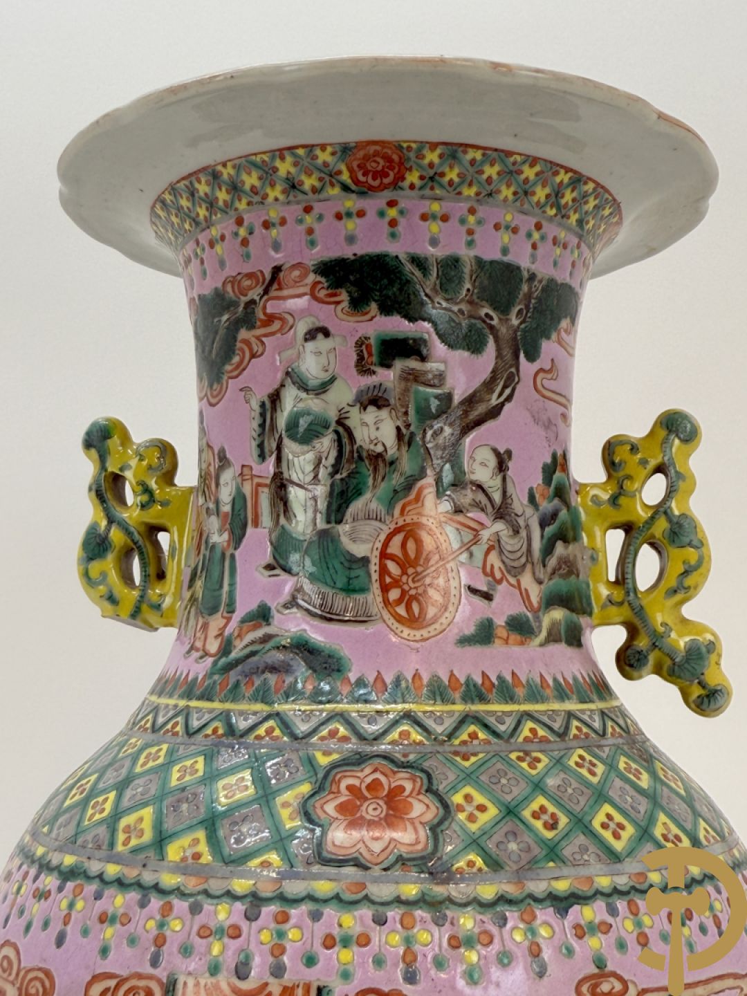 Chinese porseleinen meerkleurige vaas met decor van wijsgeren in landschap