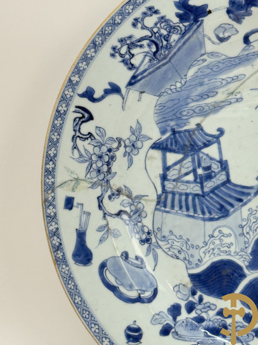 Chinese porseleinen schotel met planten- en vazenmotieven, 19e