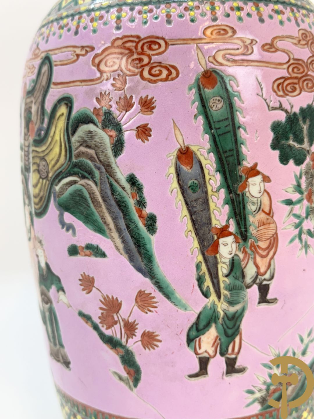 Chinese porseleinen meerkleurige vaas met decor van wijsgeren in landschap