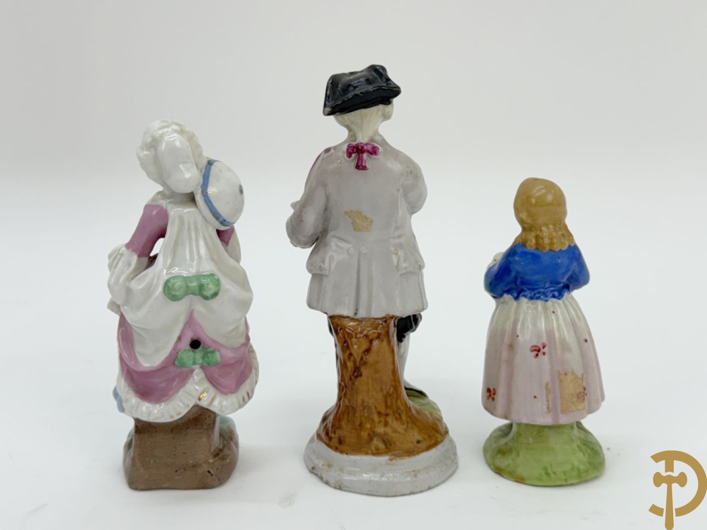 Twee Engelse meerkleurige keramieken sierstukken met personages + vier koppels Engelse biscuits + waterdrager in Royal Dux + 2 houtsculpturen