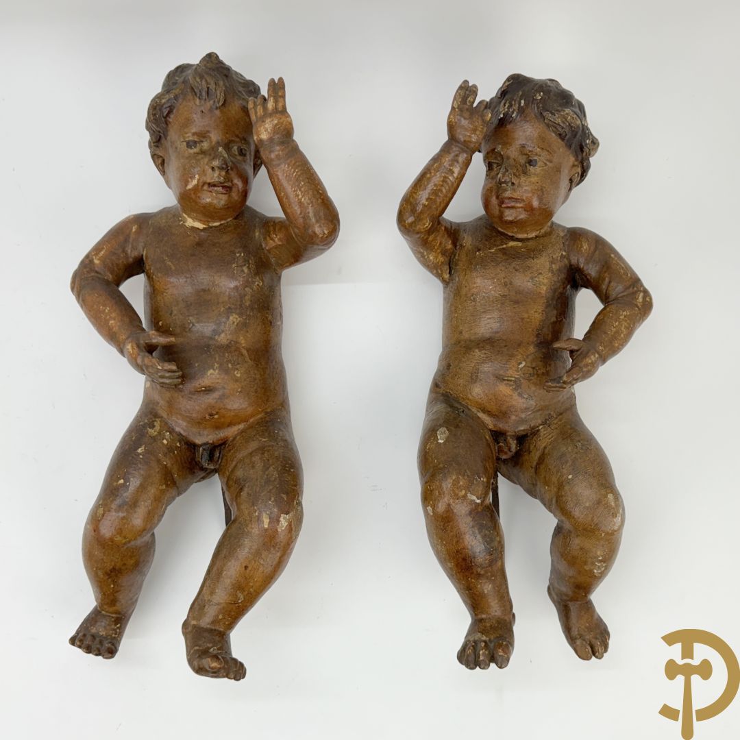 Paar houtgesculpteerde en gepolychromeerde cupido