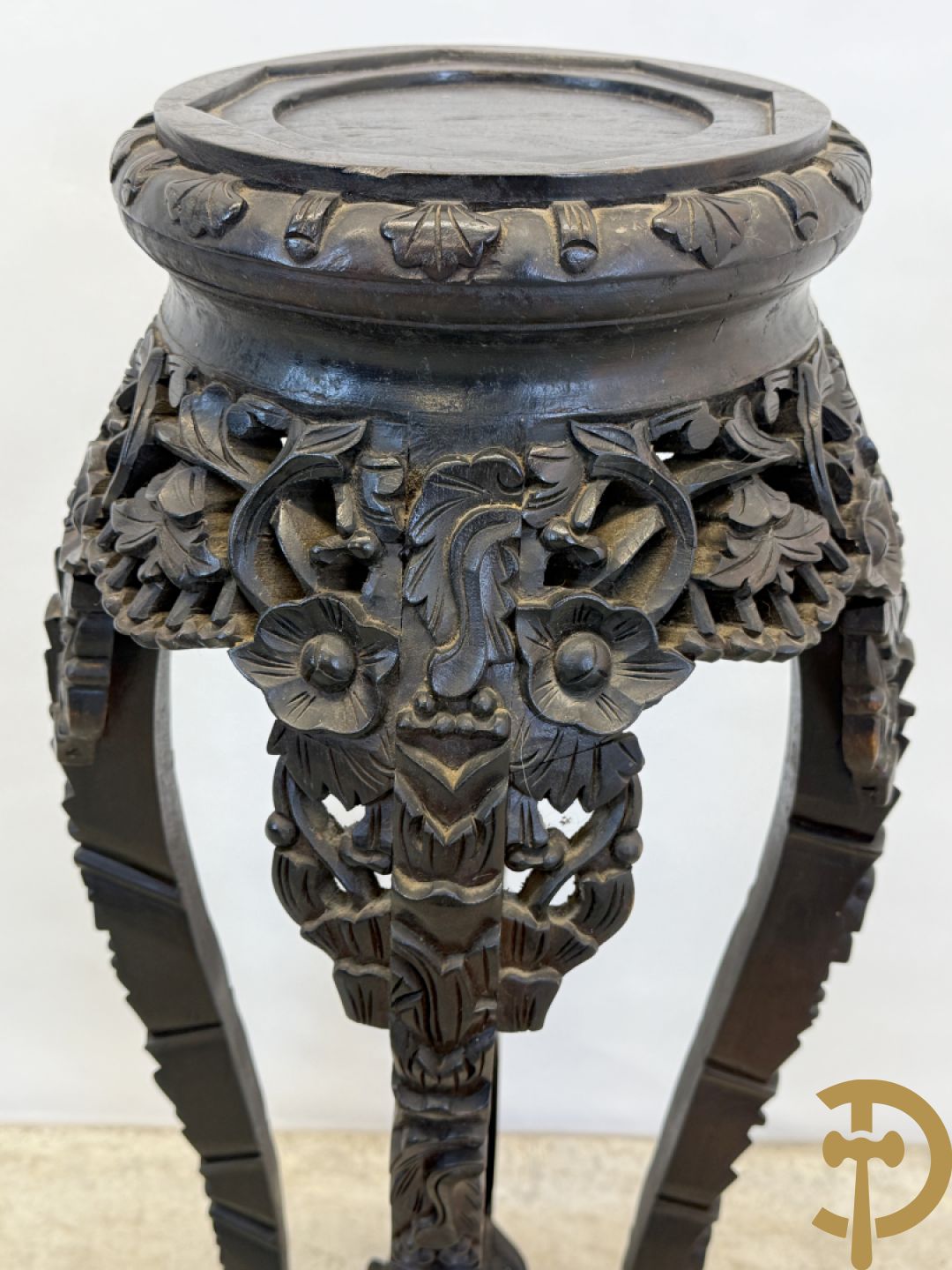 Chinese handgesculpteerde hoge sokkel met bloemenmotieven