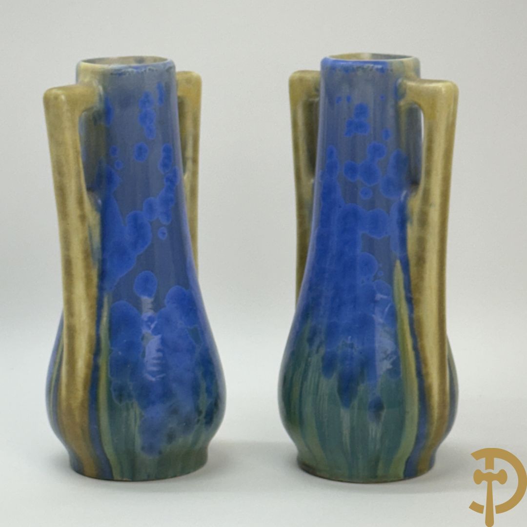 Paar Art deco vazen in meerkleurige keramiek, Pierrefonds (Oise streek), onderaan getekend V H