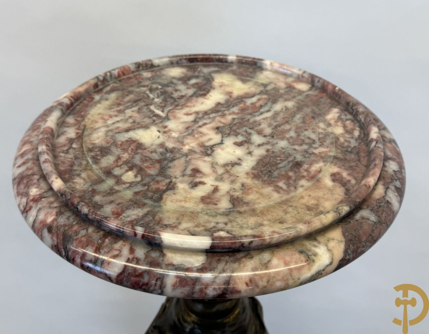 Bronzen staander op drie voluutvormige poten met acanthusranken, bezet met guirlandes en bovenaan met marmeren plateau