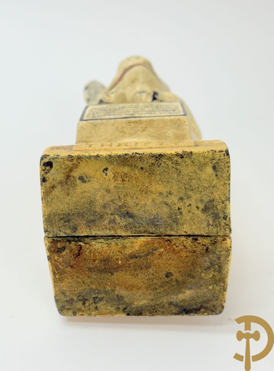 Gietijzeren Engelse hond + spaarpotten van gietijzeren varken, gipsen hond en gietijzeren kachel + verzamelobjecten Sphinx en Selles + koperen waterkraan