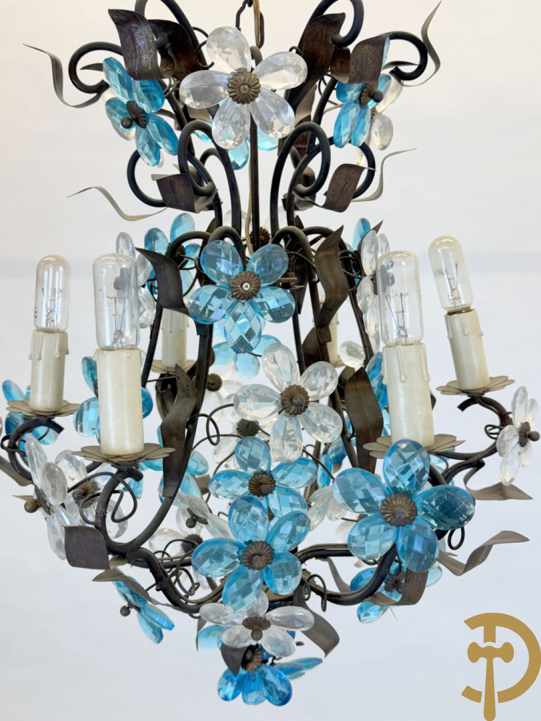 Italiaanse gesmede zesarmige luchter met blauwe glazen bloemmetjes bezet