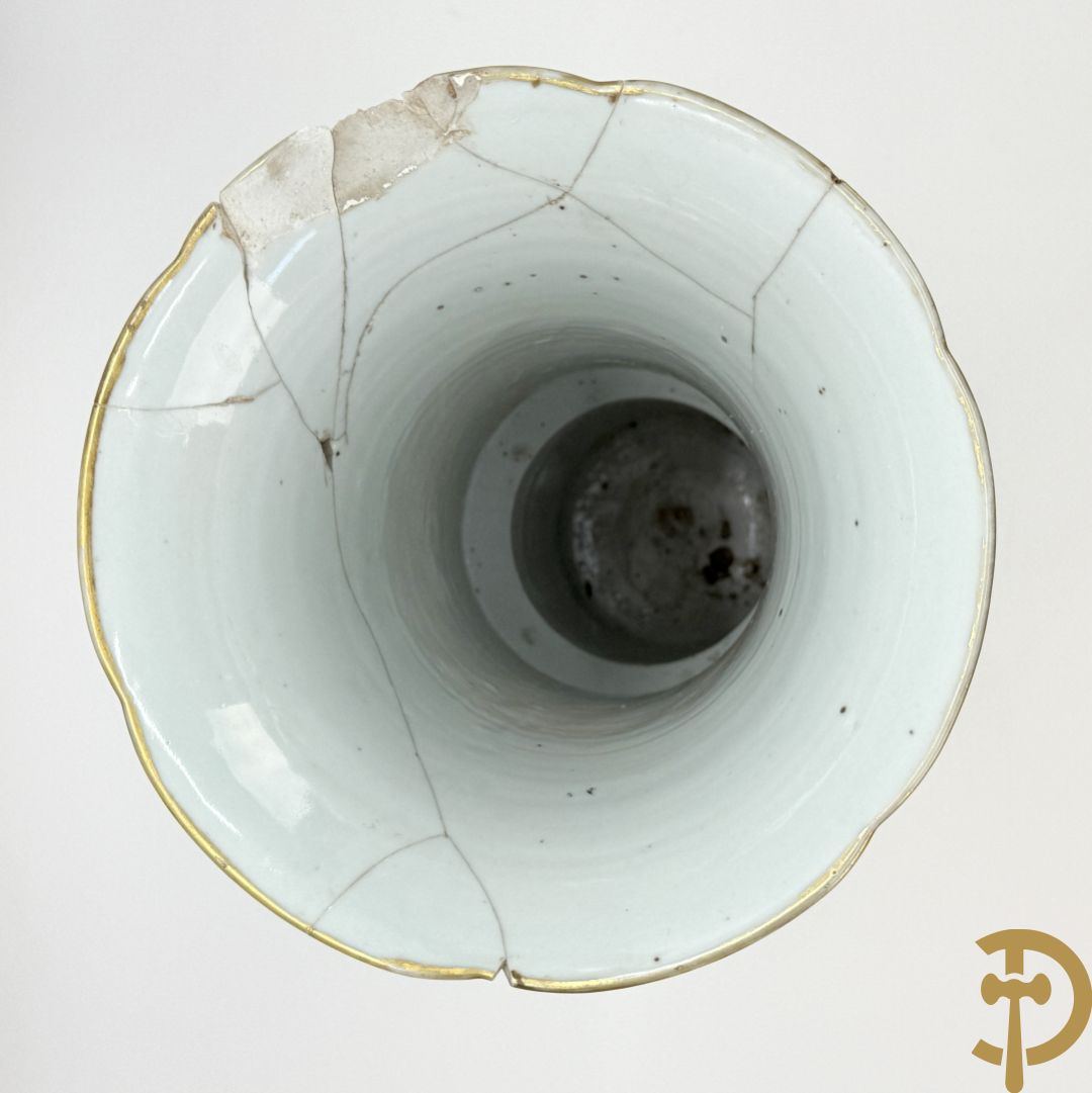 Antieke Chinese Gu vaas met geschenkendecor op zwarte fond