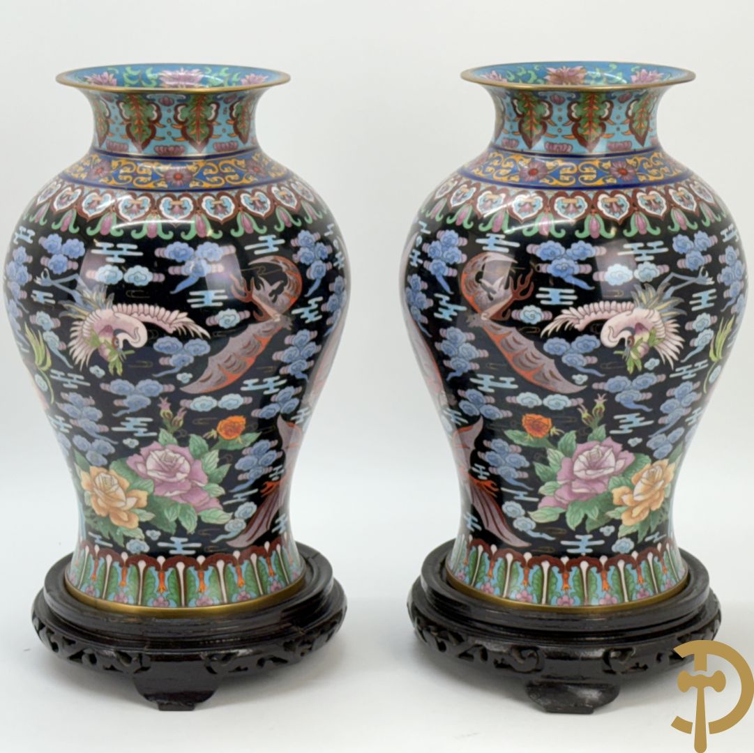 Paar cloisonévazen met bloemen en vogeldecor op zwarte fond - op houten sokkel