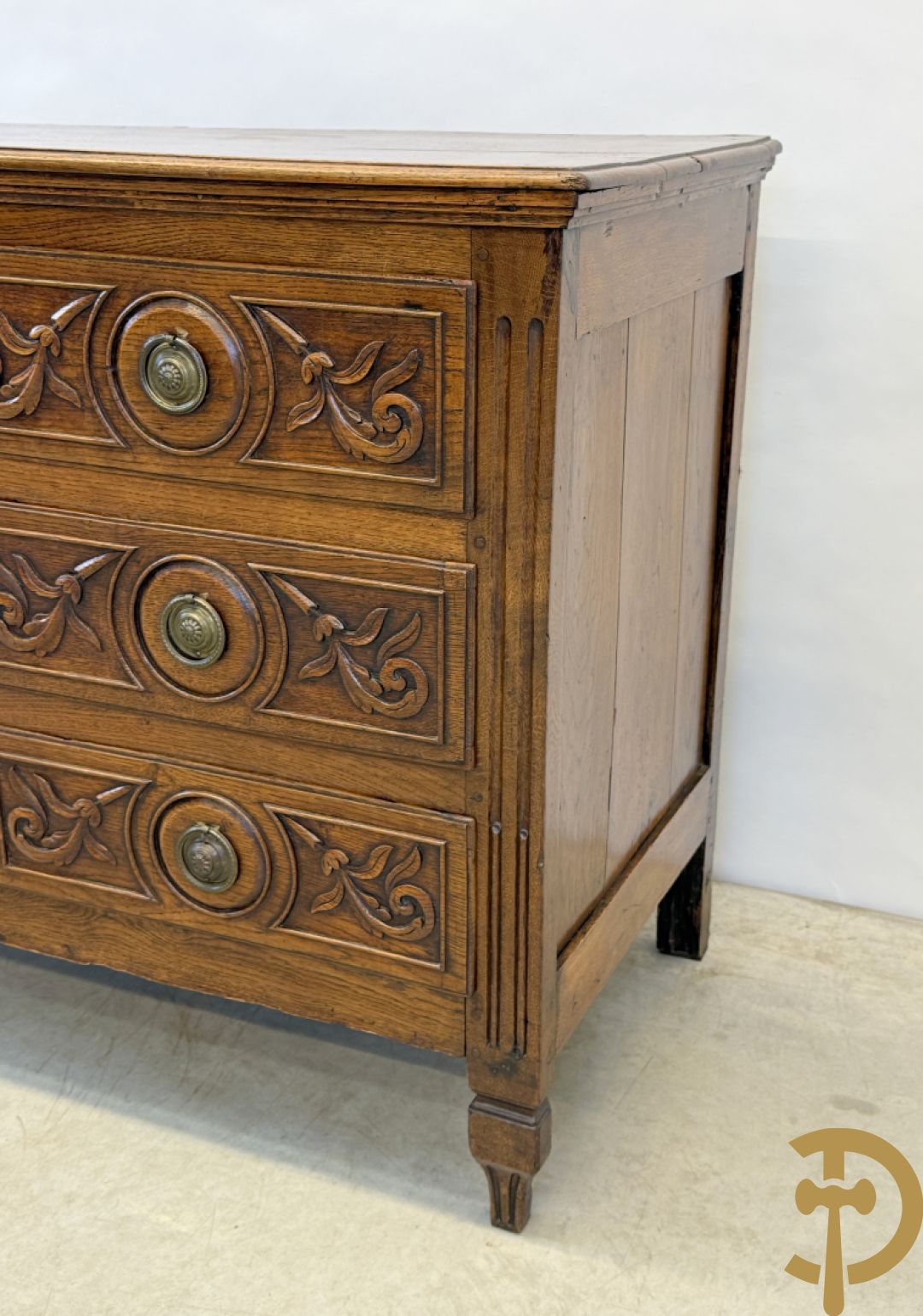 Massief eiken Louis XVI drieladencommode met gepanneleerde zijkanten en accanthusranken in de lades