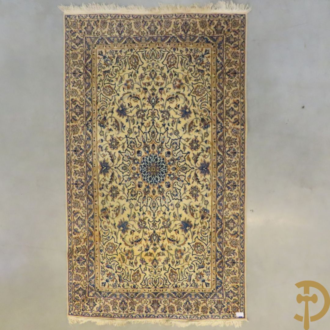 Oosters handgekonoopt tapijt Nain