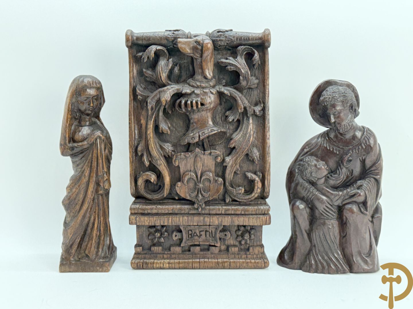 Basrelief met sculptuur van een embleem bezet met hond en harnas + houtsculptuur van heilige Jozef met kind + Madonna