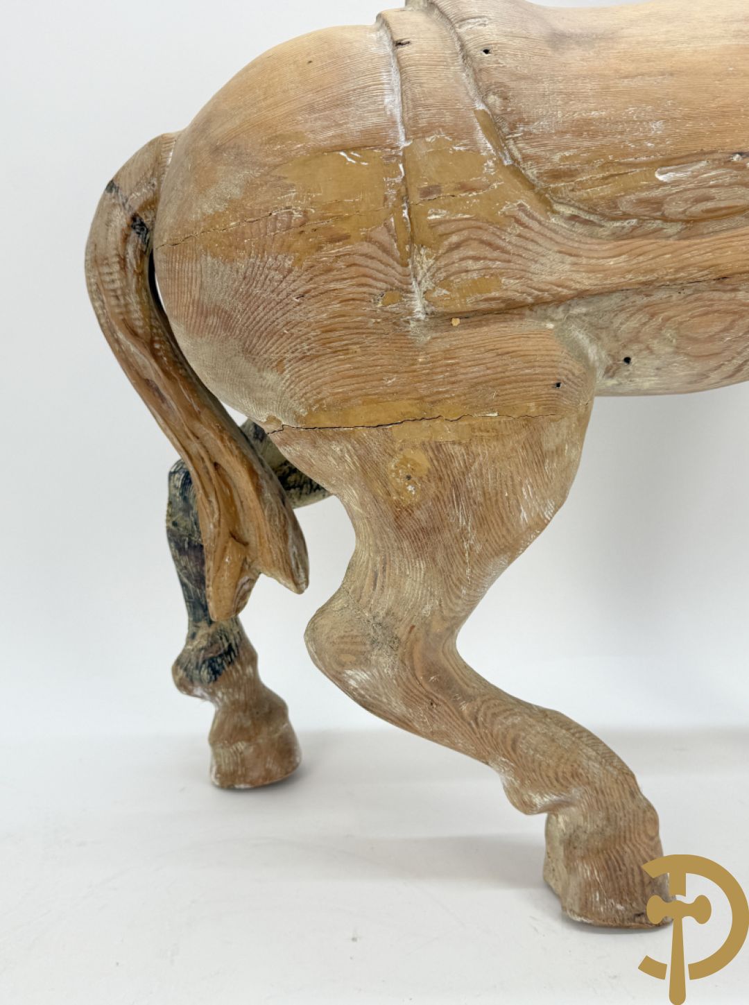 Houtgesculpteerd kinderpaard