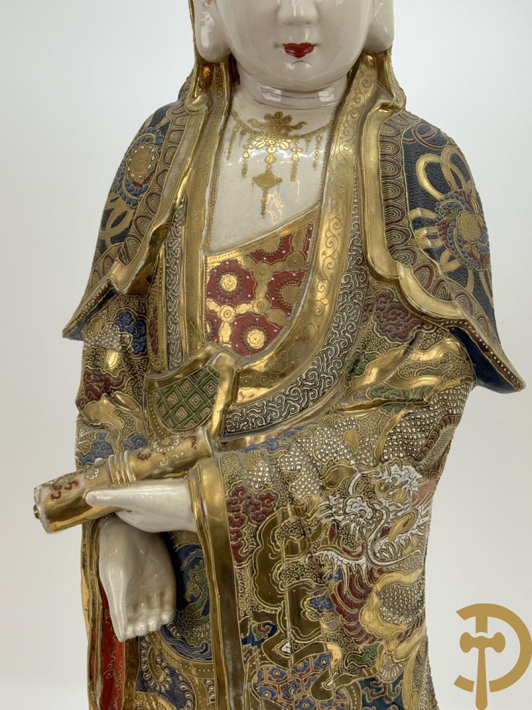 Grote staande Kwan Yin in Japans Satsumat porselein