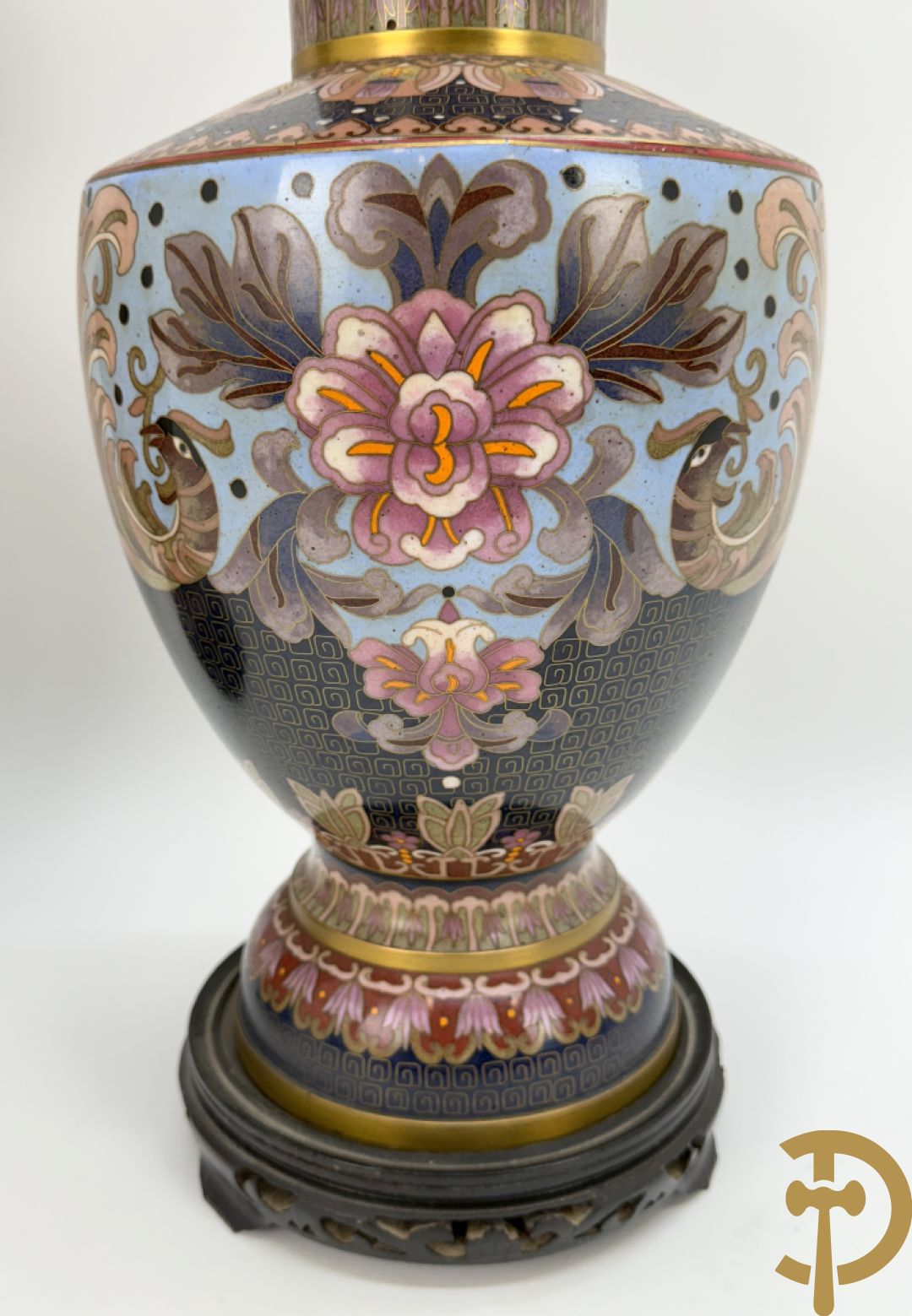 Paar ballustervormige cloisonévazen met decor van vogels en bloemen - op houten sokkel + paar kleine cloisonévazen met vogel en bloemendecor - op houten sokkel