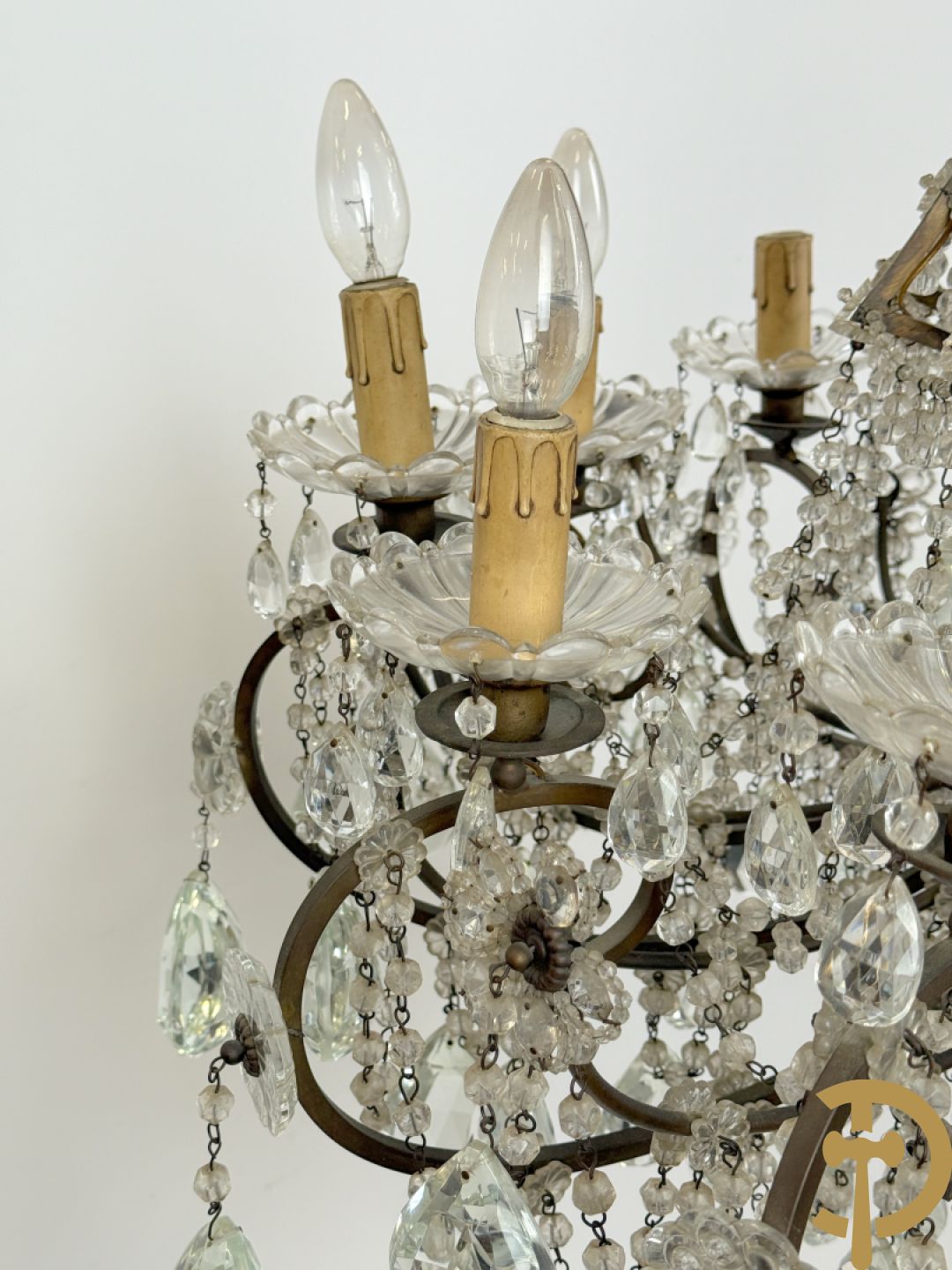 Italiaanse ijzeren luchter met kristallen bellen