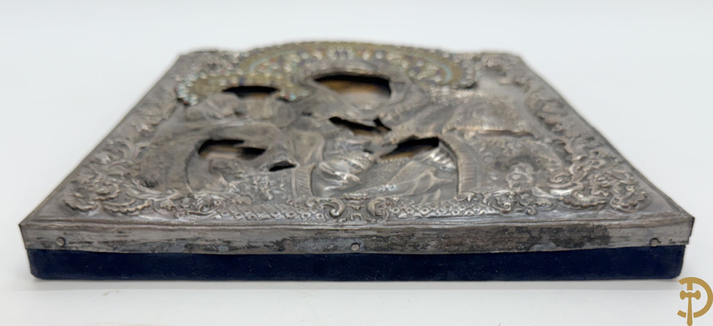 Ikoon met voorstelling van Madonna met kind en verzilverde rizza bezet met email