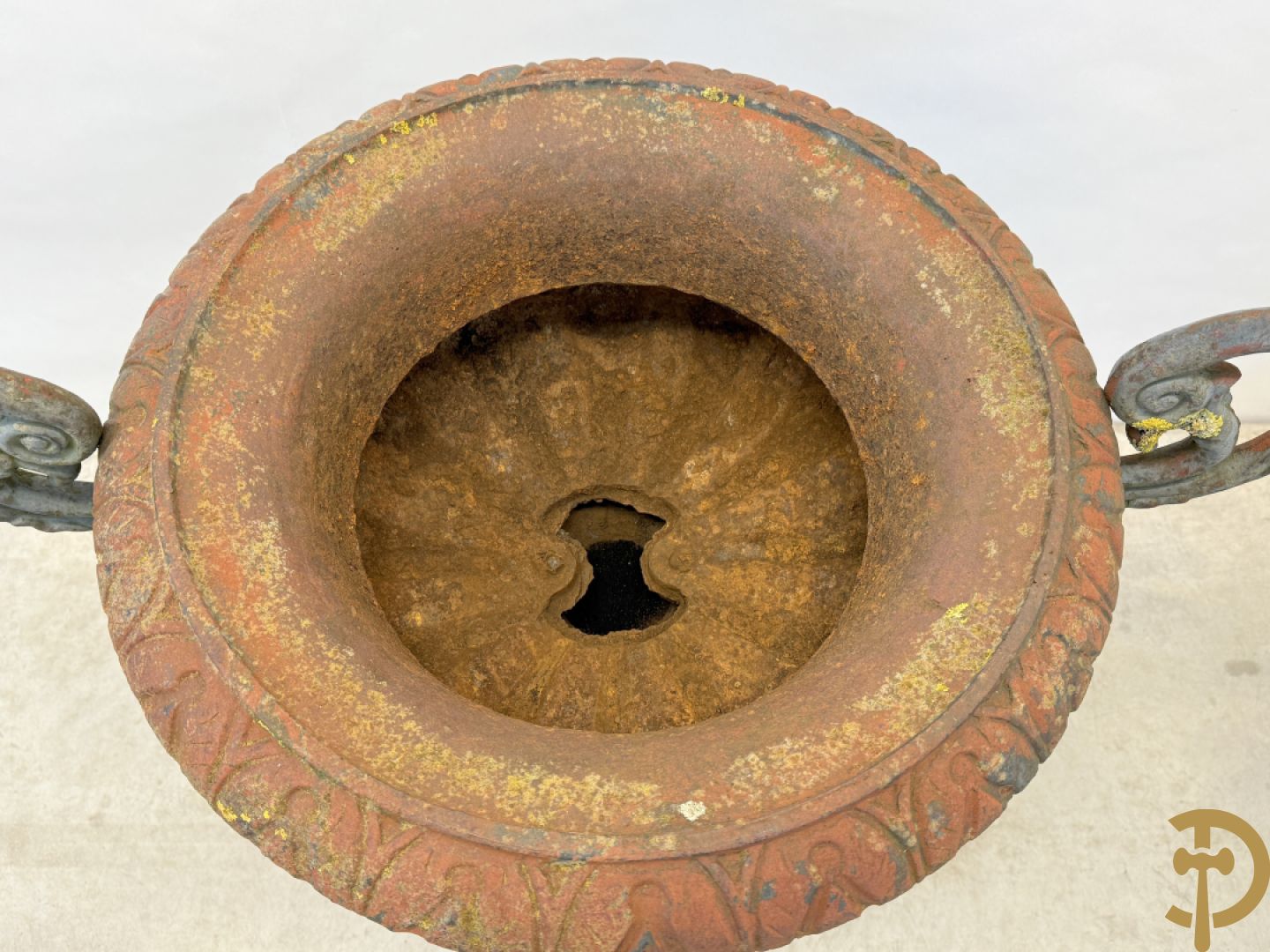 Gietijzeren amfoor met 2 oren op sokkel