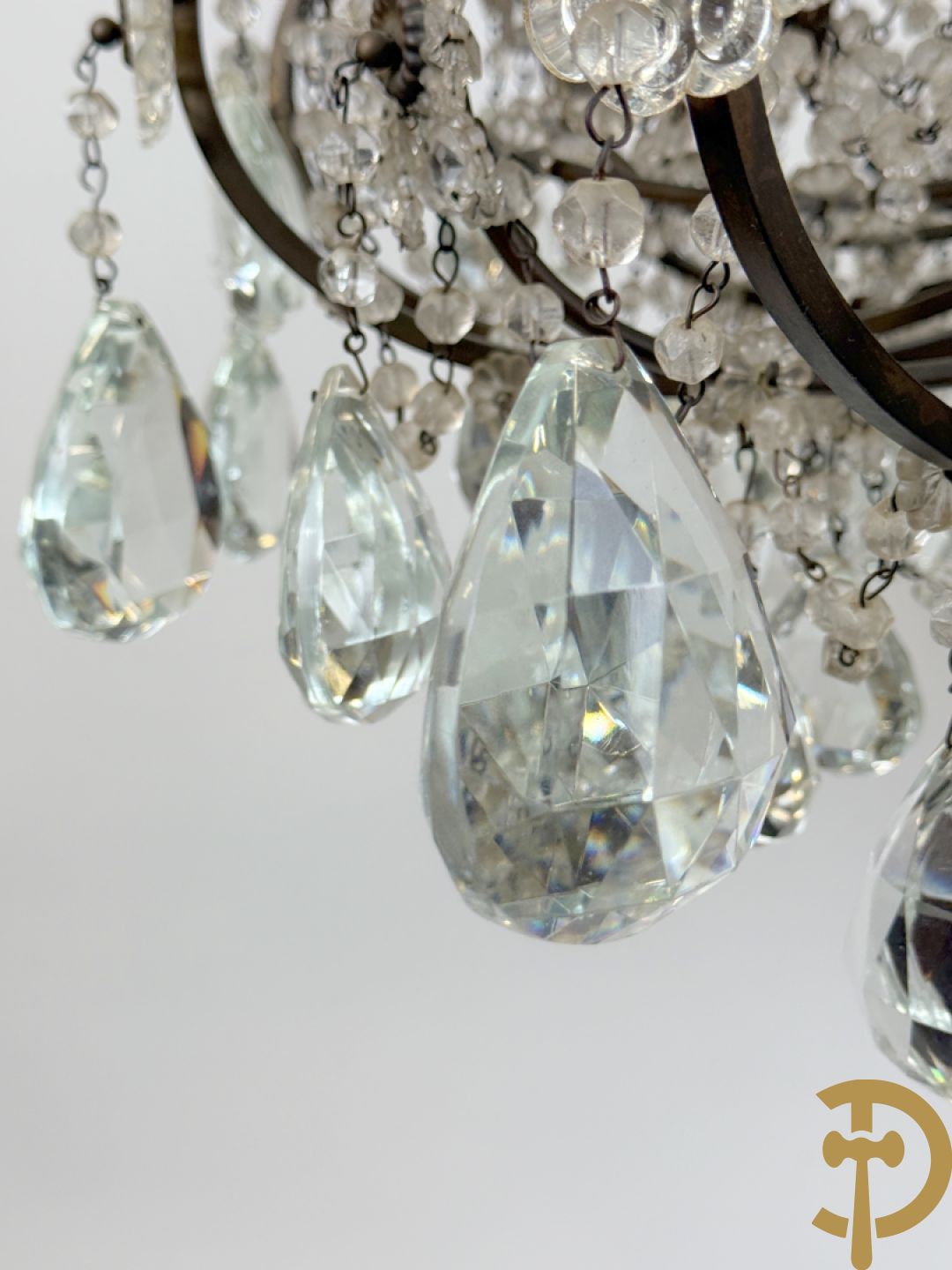 Italiaanse ijzeren luchter met kristallen bellen