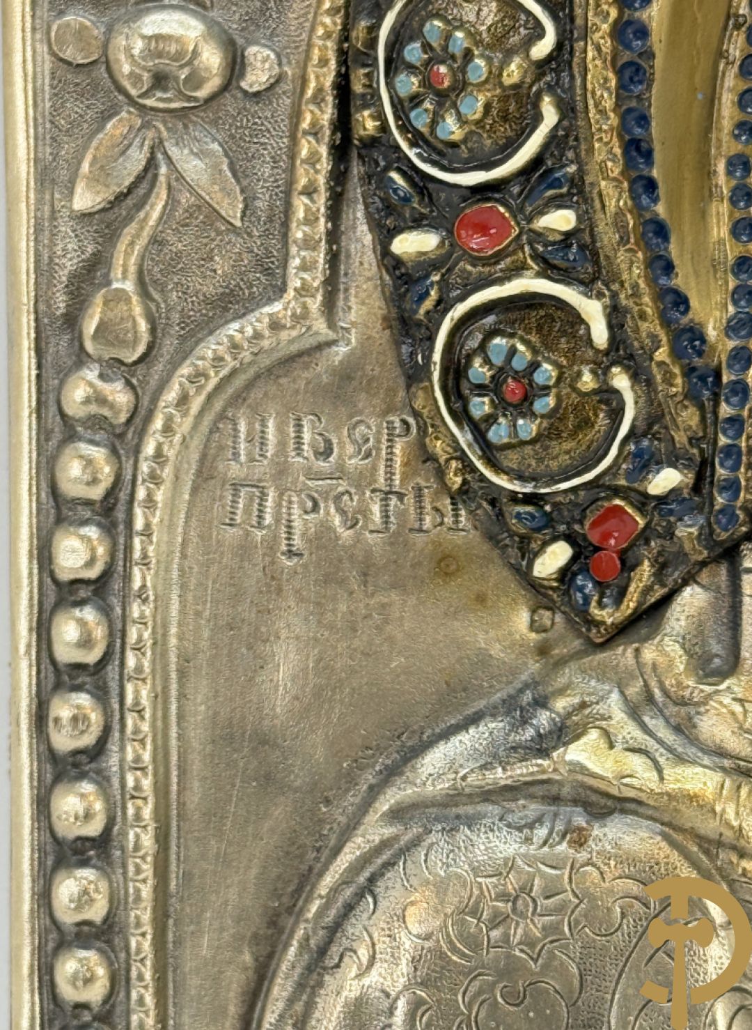 Ikoon met voorstelling van Madonna met kind met verzilverde rizza