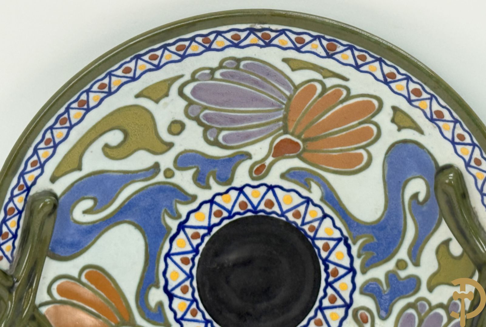 Drie borden in meerkleurige Gouda faience + kandelaar in Gouda faience + 2 vazen in Gouda + bonbonnière Gouda + vaasje Bergen