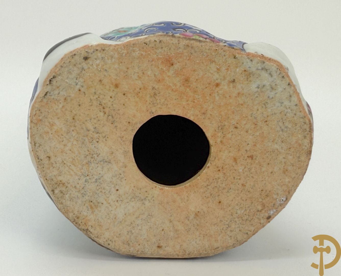 Chinese porseleinen wijsgeer met kind op de arm