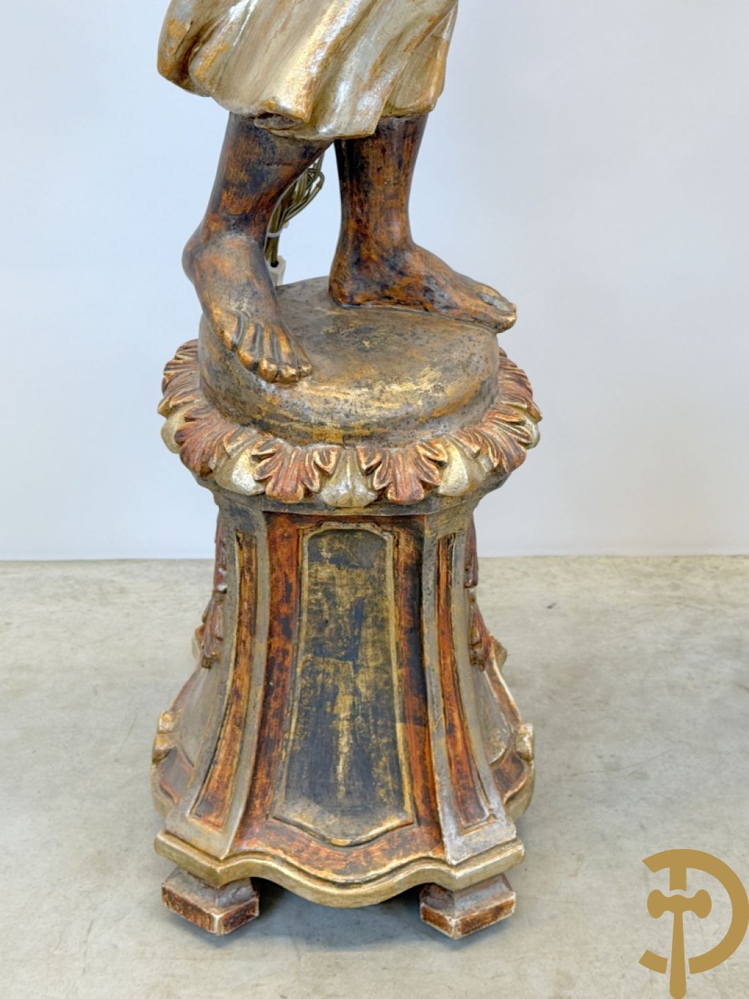 Paar gepolychromeerde dames op sokkel, bekroond met achtarmige kandelaar met lichtpunten en bellen, Italiaans, jaren 