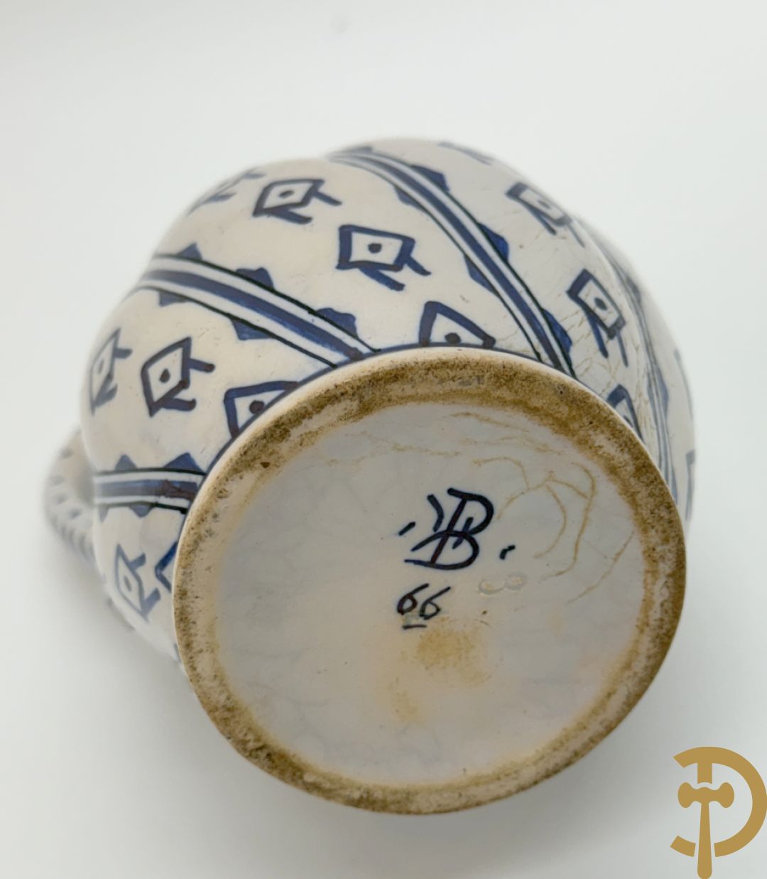 Delftse schenkkan met beschilderd bloemendecor en tinnen deksel + schenkkan in Delftse stijl, gemerkt onderaan BFK 66