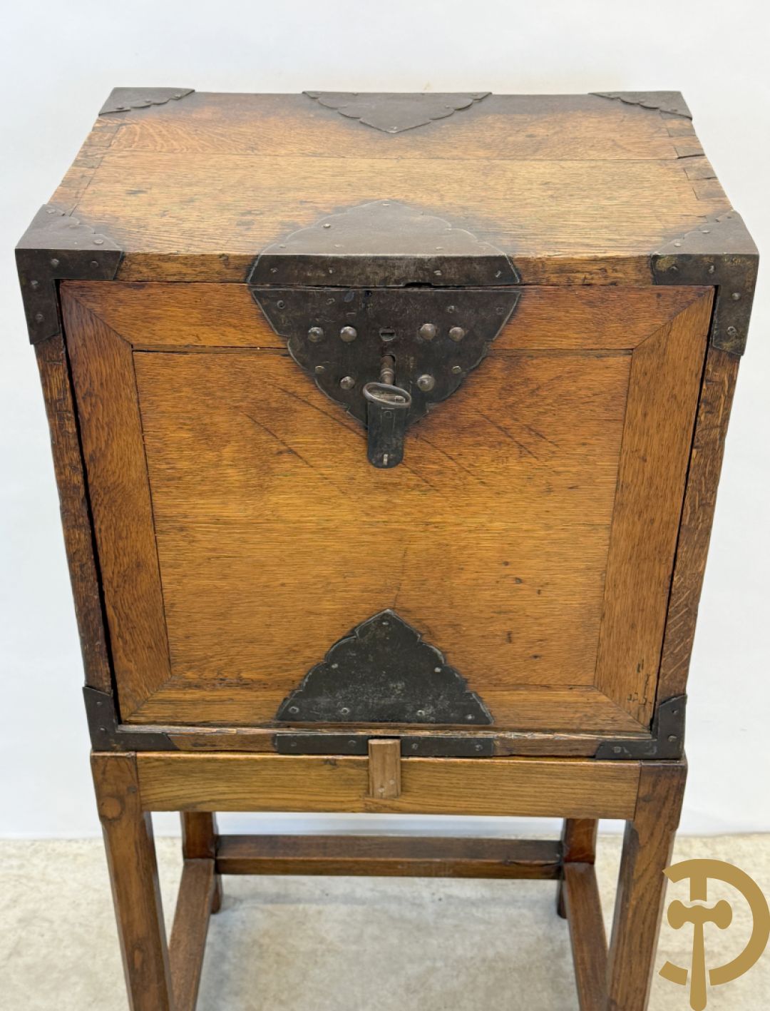 Massief eiken klapsecretaire op onderstel - interieur met lades en zijdelings met handvaten