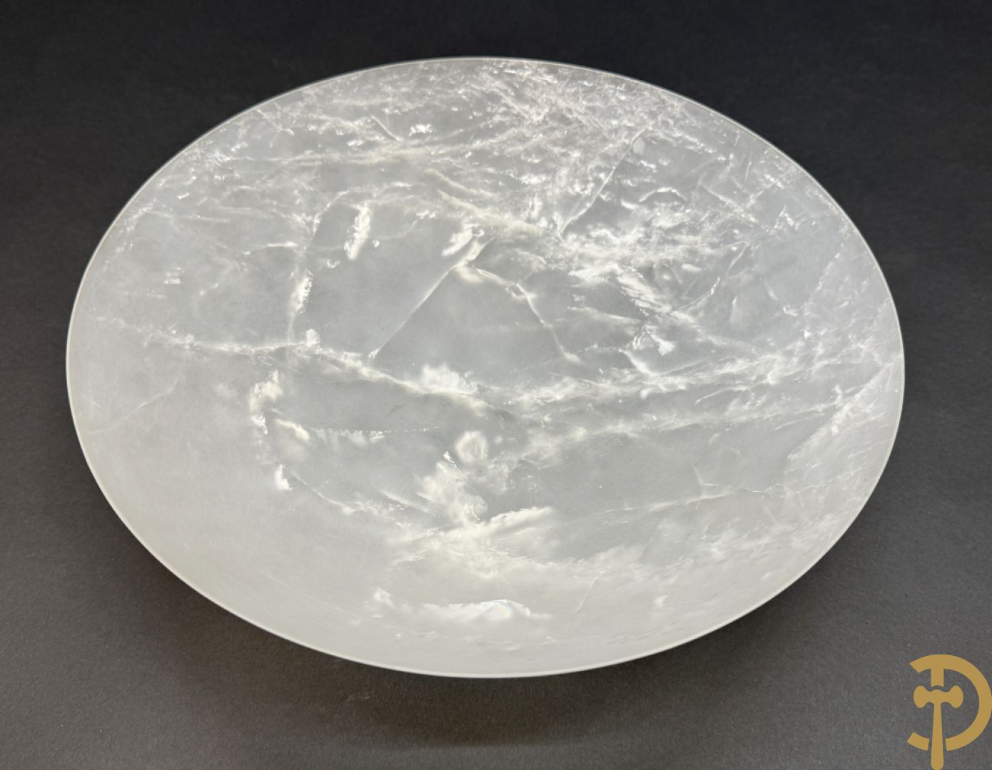Wolf Helmut (getekend onderaan) Gepolierde schaal/bowl van wit geaderd bergkristal met rechte rand onder getekend WOLF H. (Steinbildhauer, Edelsteingestalter, aus Kirschweiler, Idar-Oberstein),