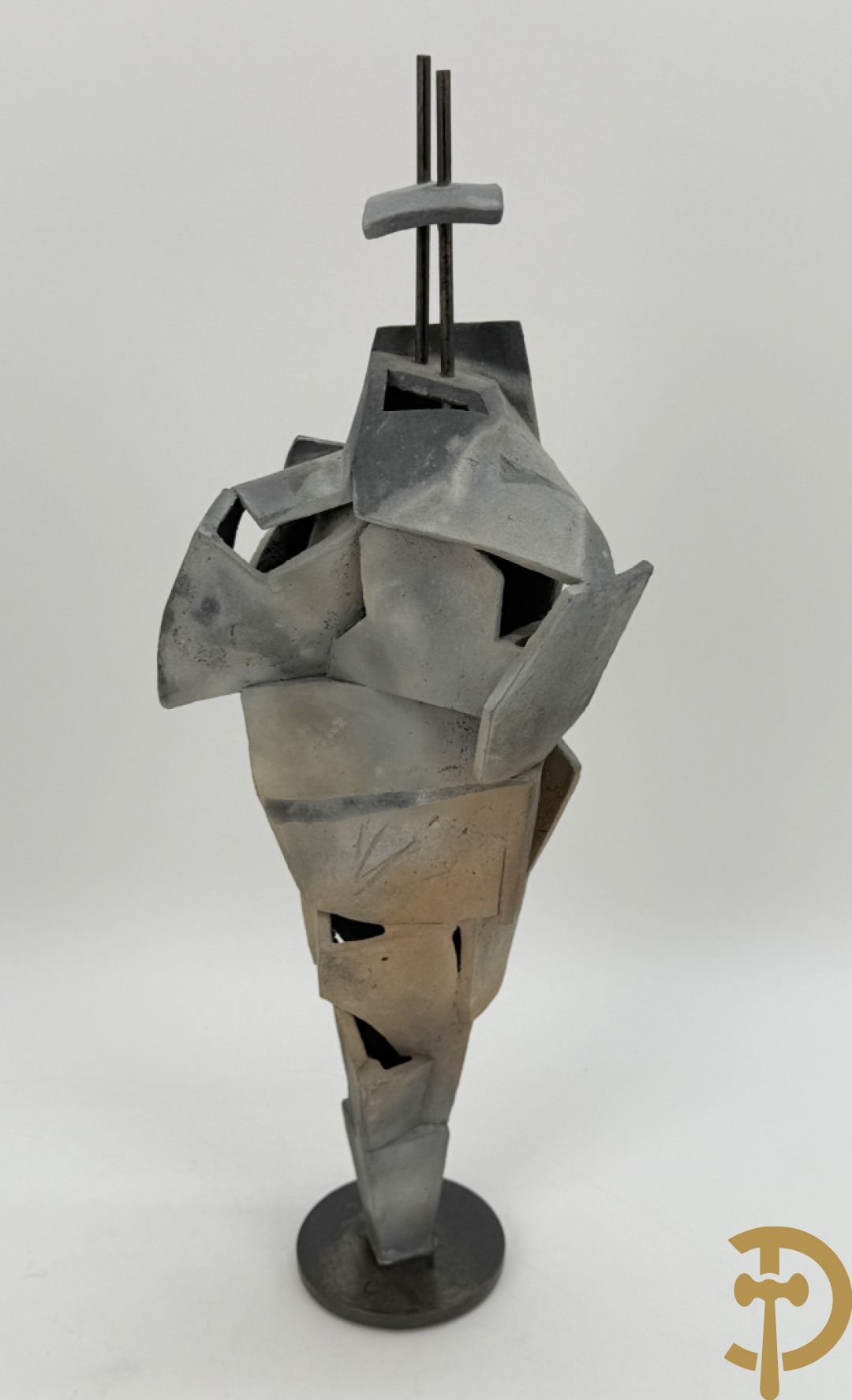 VANDEWEGE Rik getekend onderaan 8816 en 8817 - Twee moderne keramieken abstracte figuren