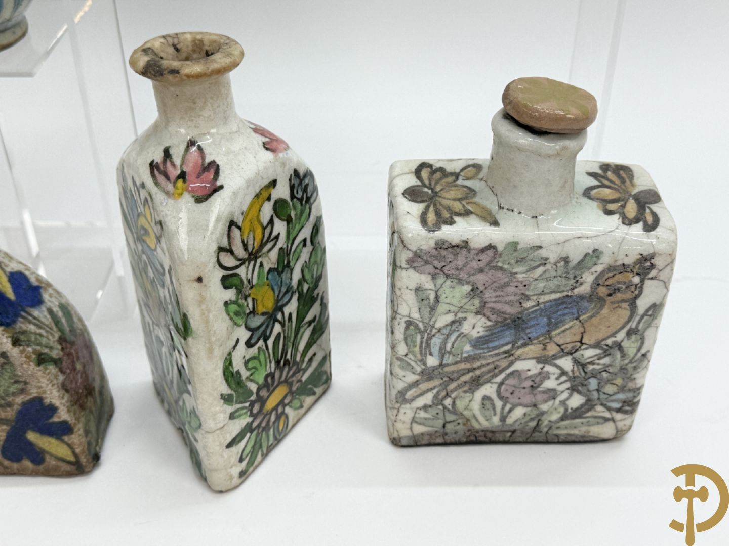 10 meerkleurige geglazuurde keramieken flesjes met decor van bloemen-en dierenmotieven, Iznik