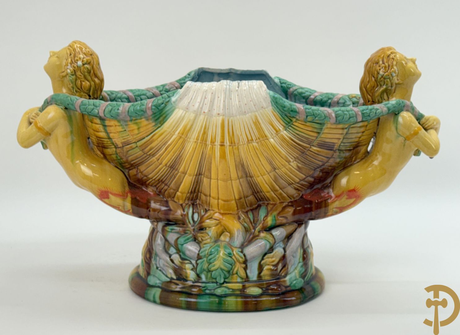 Bloemenjardinière in Majolica met paar dames houdende een schelp