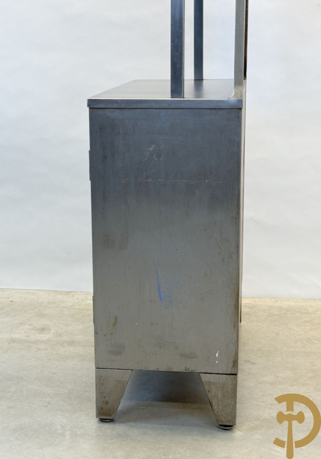 Design inox medisch kabinet, bovenaan met 2 beglaasde deuren, onderaan met deur en 3 lades, by Friedrich Schmitz, Germany