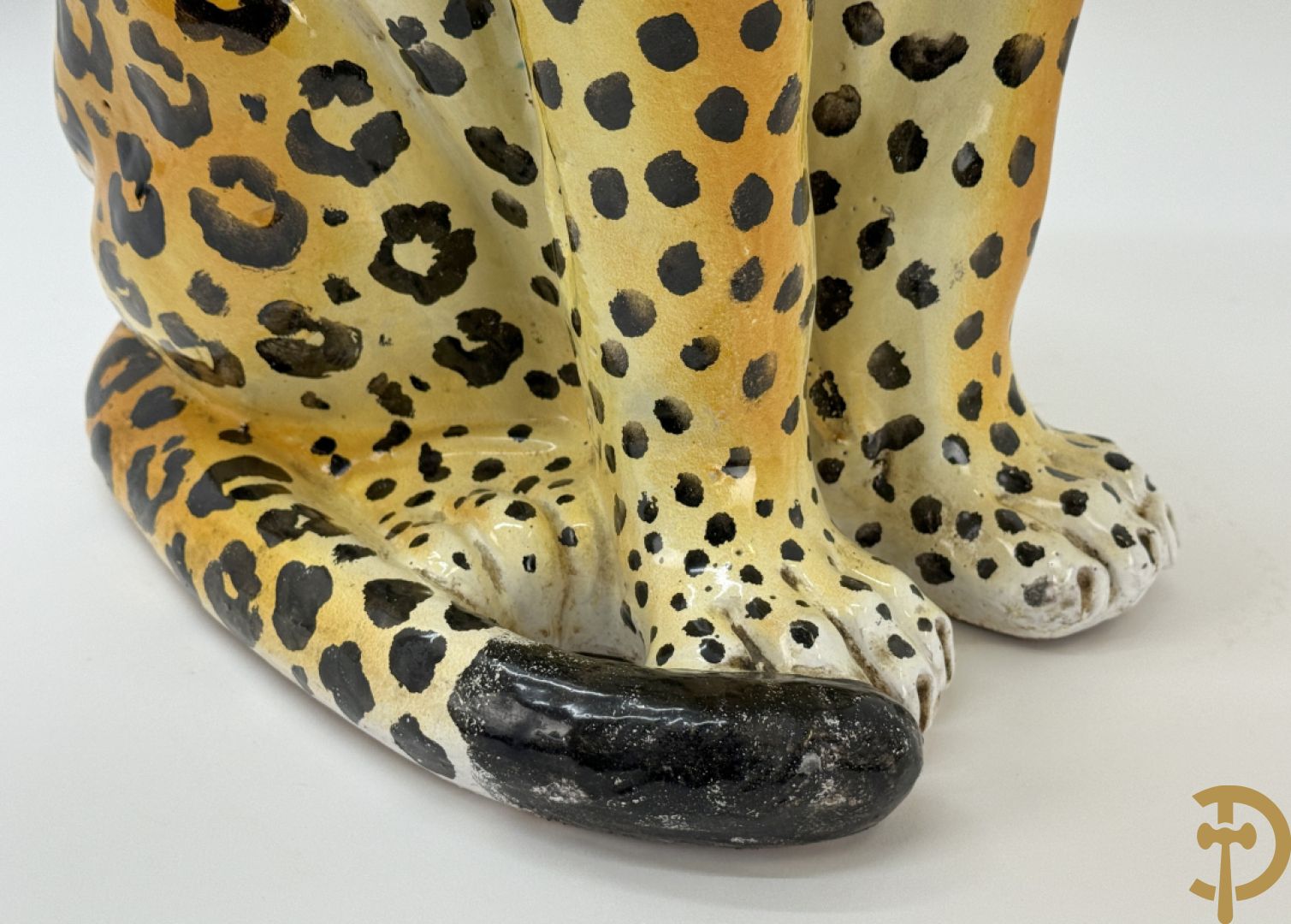 Vintage luipaard in meerkleurig geglazuurde faience met opengesperde bek