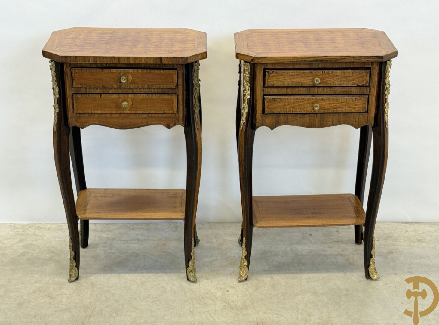 Paar notelaren bijzettafels met 2 lades en étagère, bovenaan met geparketteerd blad