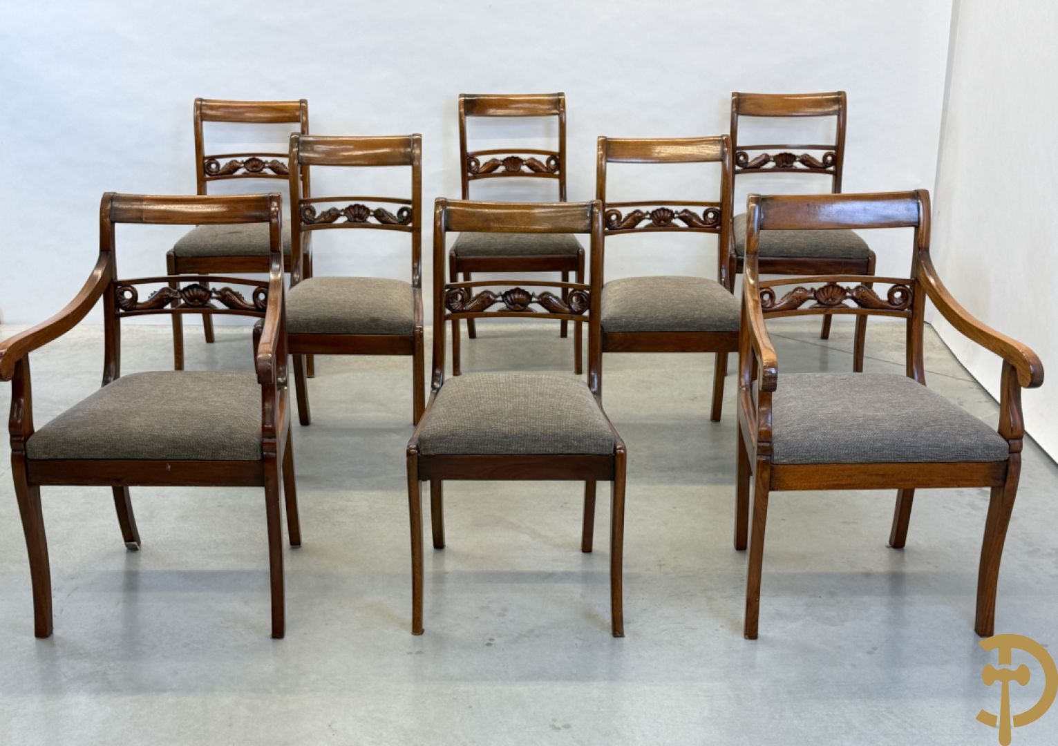 Set notelaren stoelen met sculptuur van dolfijnen in de rug, bestaande uit zes stoelen en 2 armzetels