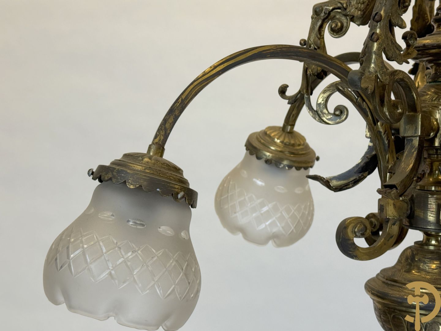 Bronzen vijfarmige luchter met griffioenen