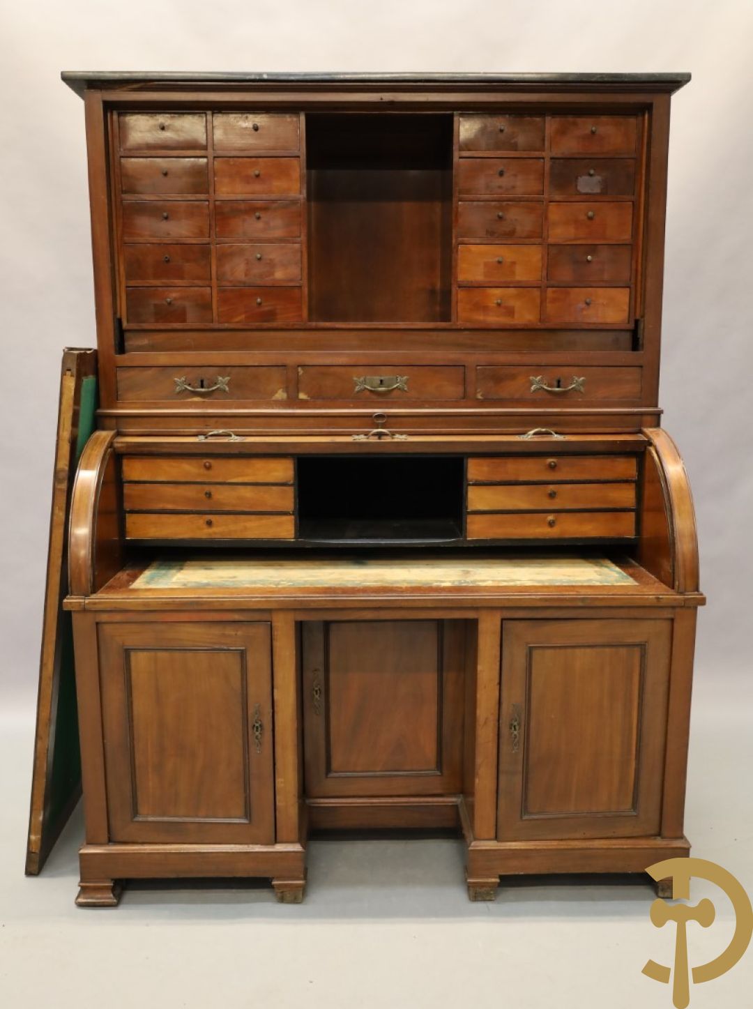 Imposant notelaren cilinderbureau met bovenbouw met ingemaakte lades, cilinderklep en uittrekbaar schrijfblad - drie deuren onderaan - 19e