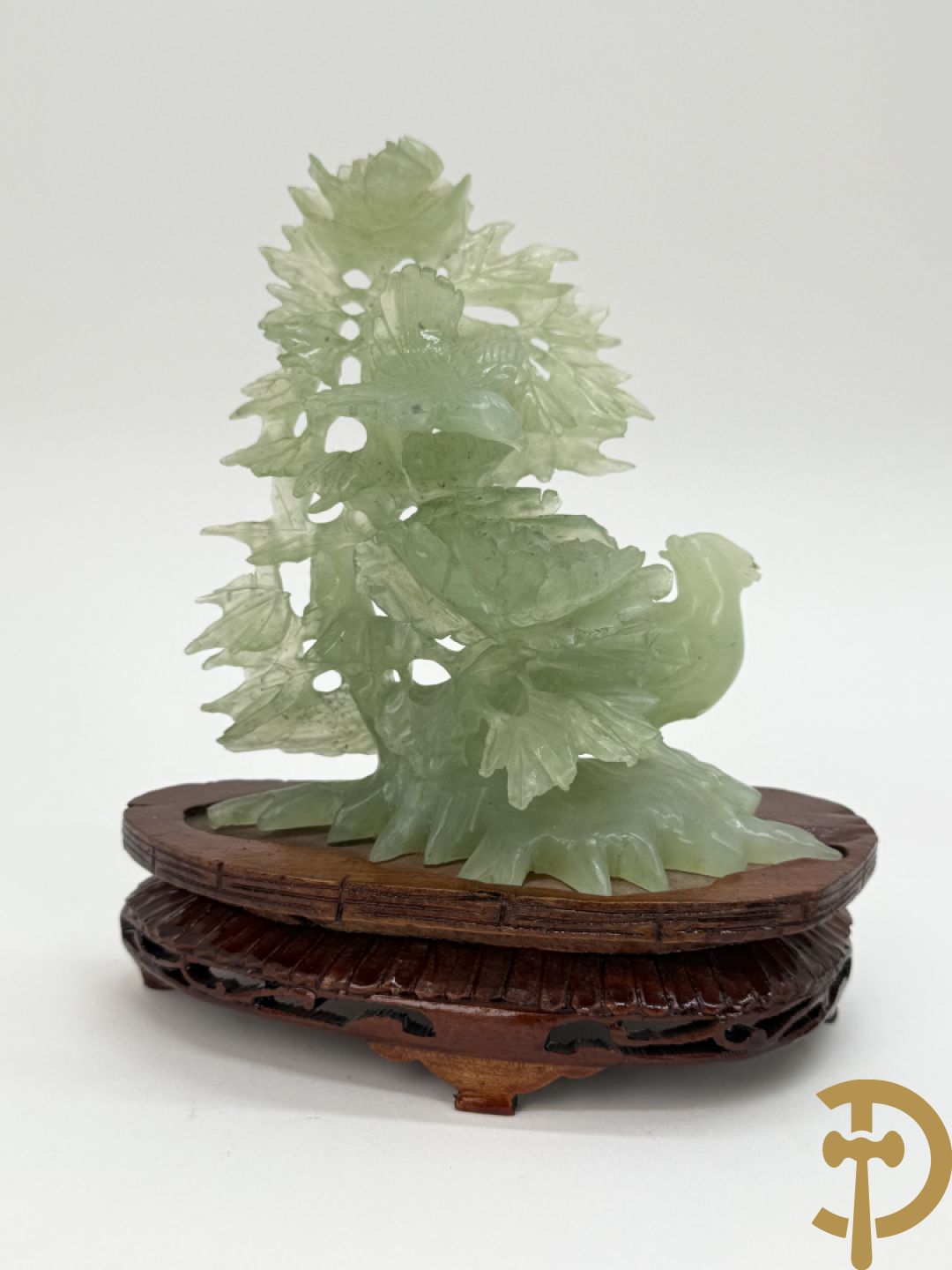 Drie jade sculpturen van vogels met bloemen op sokkel