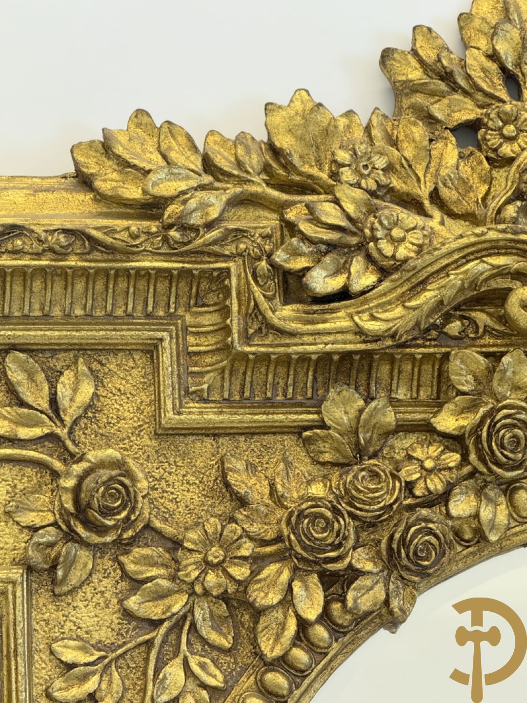 Vergulde lijst met bloemenguirlandes en accanthusranken, binnenin met ovale geslepen spiegel