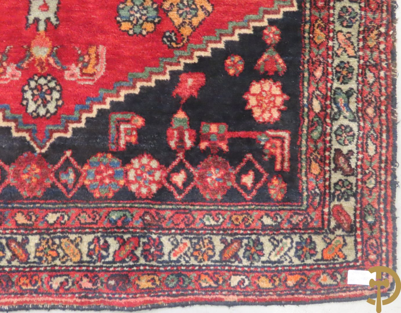 Oosterse handgeknoopt tapijt met geometrische motieven op blauwe fond Malayer + Oosters handgeknoopt tapijt met bloemenpatronen rode fond Kashkay