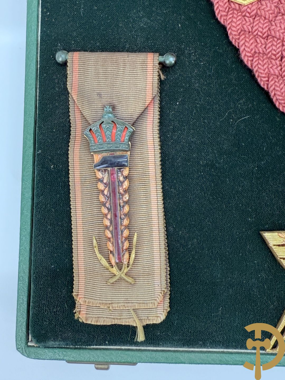 Belgisch ereteken van de arbeid in schrijn