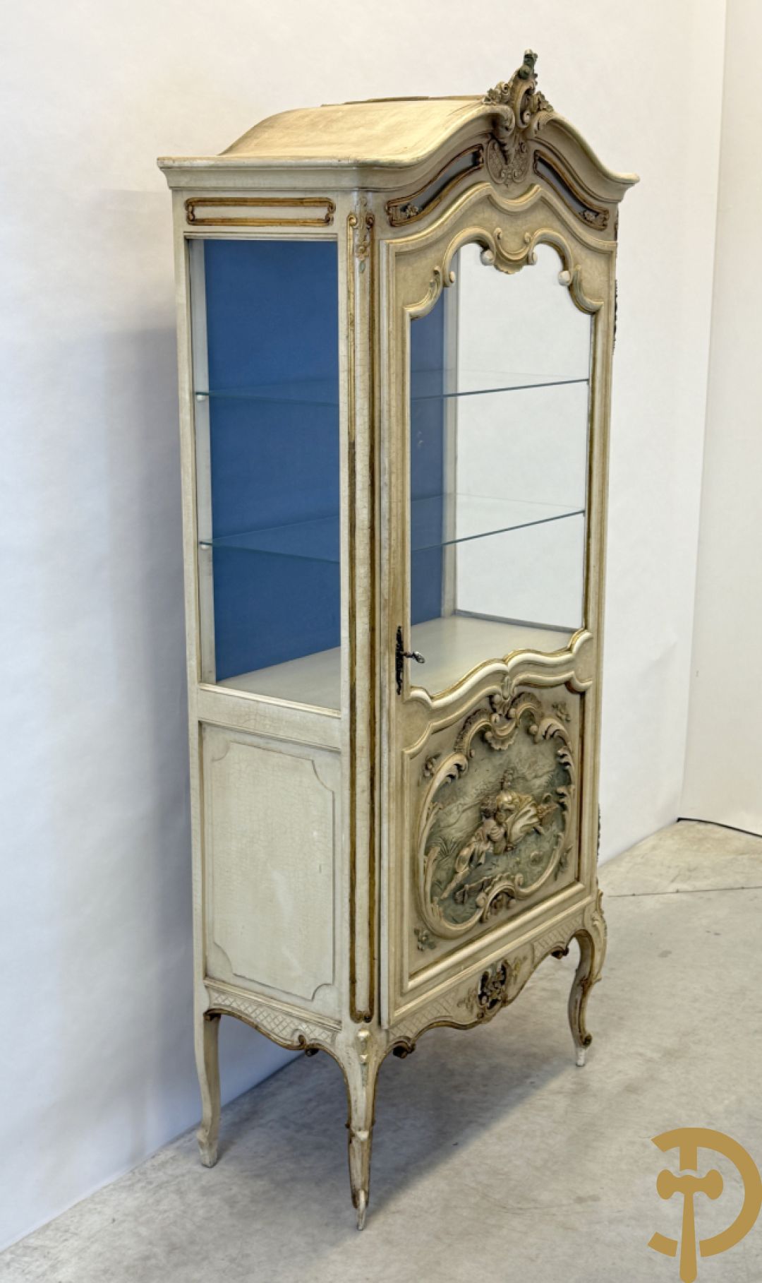 Gemonochromeerde Louis XV vitrine met basrelief van romantische scène