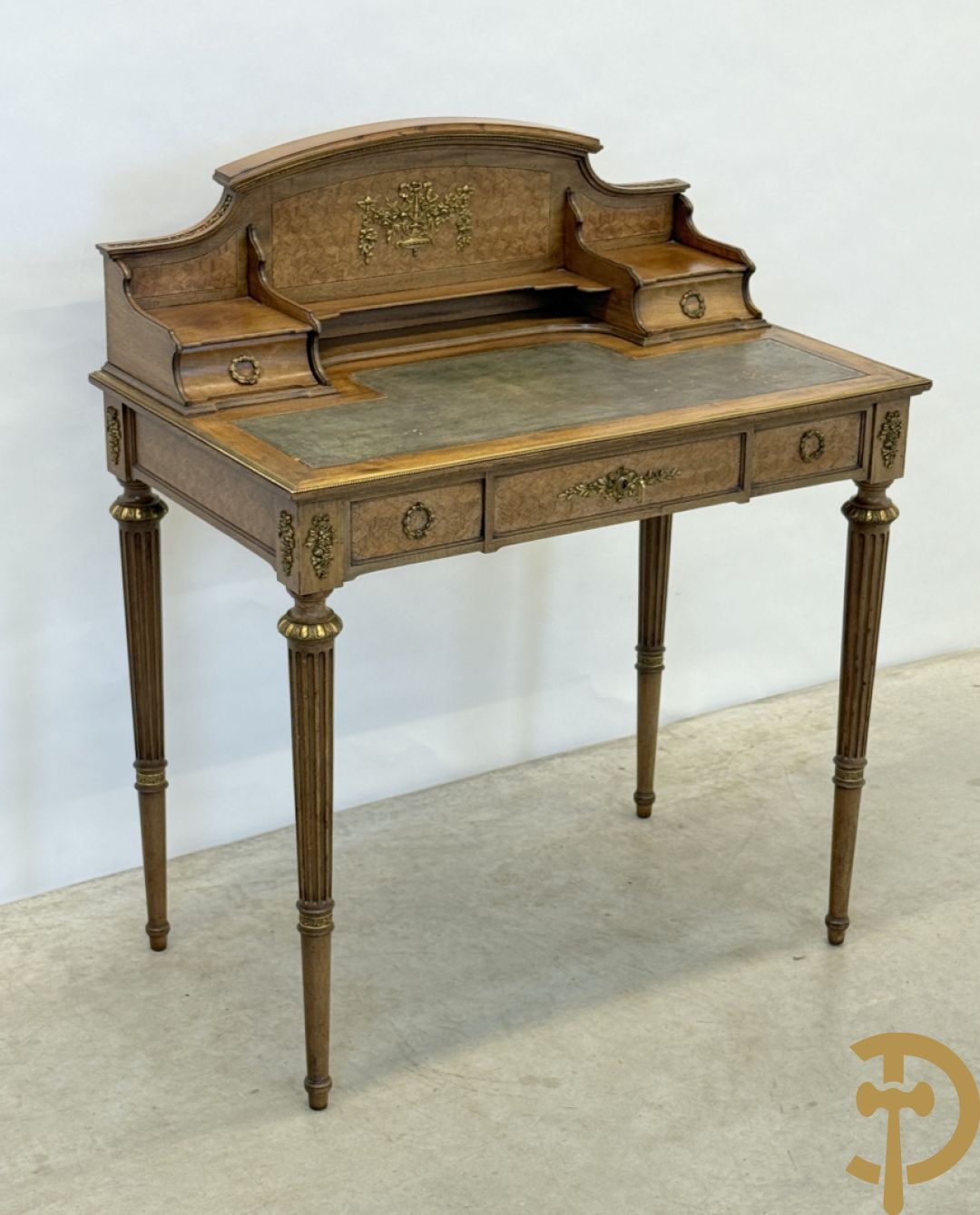 Frans notelaren damesschrijfbureel met marketterie, bronsbeslag, lederen blad, grote lade onderaan en 2 kleine lades boven, 19e