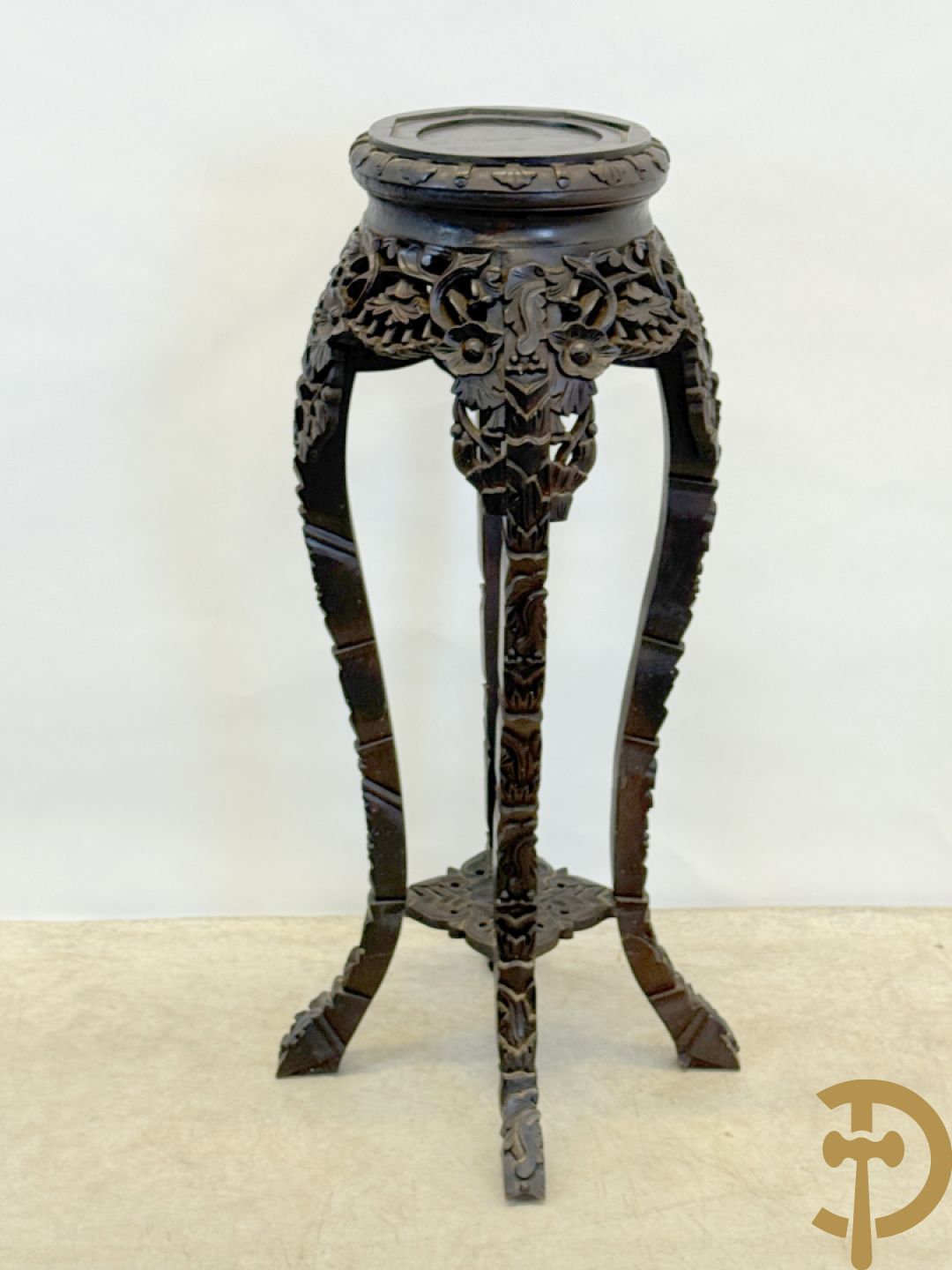 Chinese handgesculpteerde hoge sokkel met bloemenmotieven